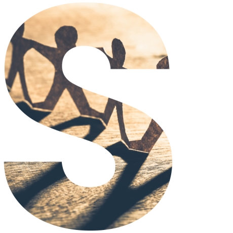 Papiermenschen in einer S-förmigen Freistellung, die für soziale Verantwortung, Teamwork und menschliches Miteinander stehen.