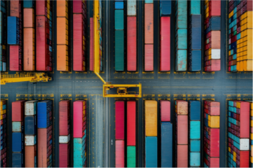 Luftaufnahme bunter Container – Symbol für Daten