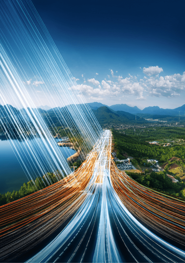 Digitale Datenströme auf einer Autobahn als Metapher für schnelle und stabile Unternehmensnetzwerke mit Savecall.