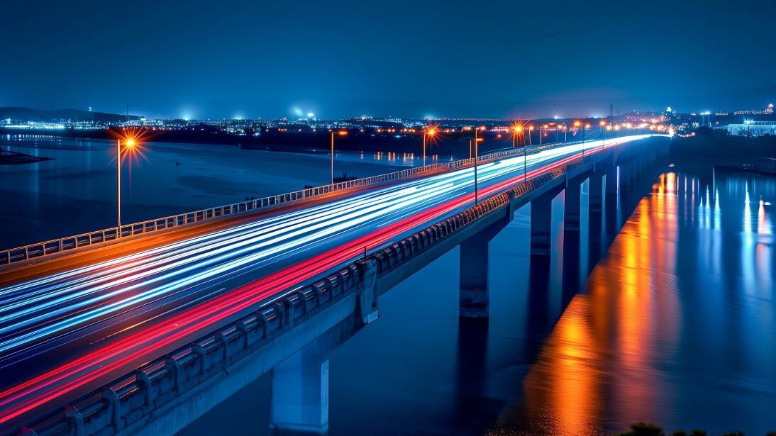 Brücke bei Nacht mit Lichtspuren als Symbol für schnelle stabile Ethernet Verbindung