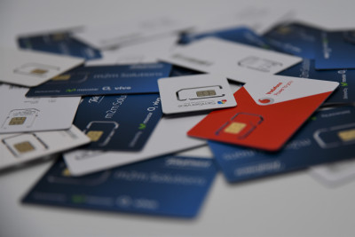 Mehrere M2M-SIM-Karten in verschiedenen Farben auf einem Tisch – Symbol für IoT-Konnektivität und maschinelle Kommunikation.