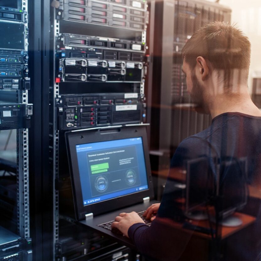 Techniker arbeitet im Serverraum während des Rechenzentrumsumzugs – sichere Migration von IT-Infrastruktur und Daten ohne Ausfallzeiten mit SAVECALL.